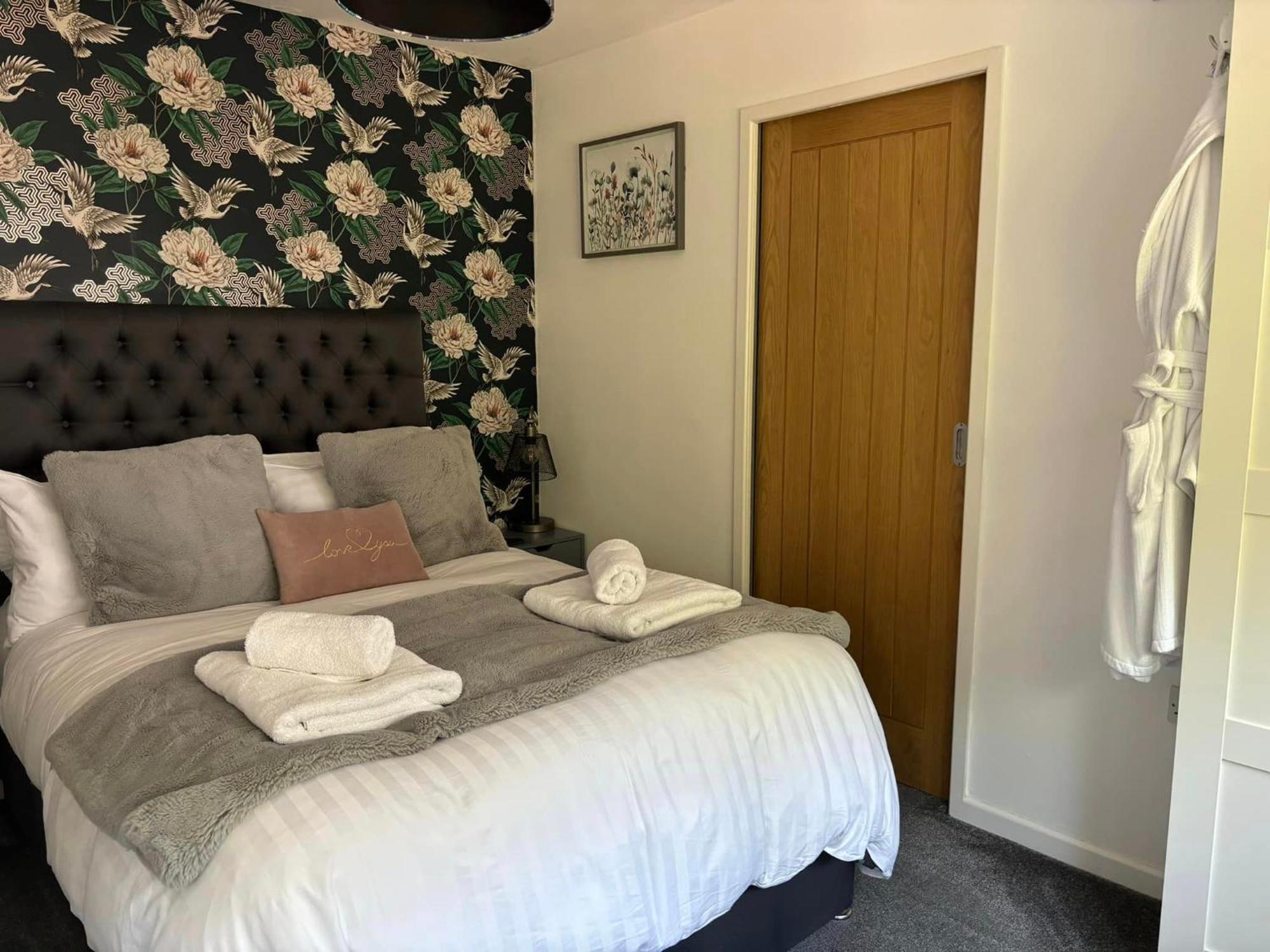 Ferienwohnung Secret Gem Full Size Hot Tub 1 Bed Garden Flat Bournemouth Exterior foto