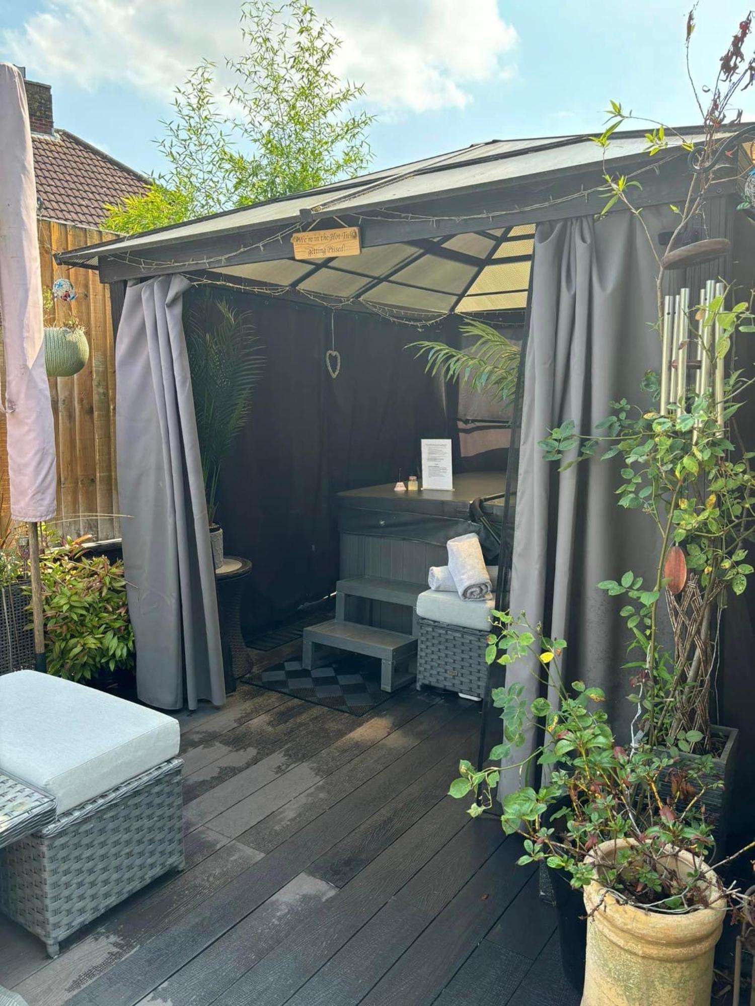 Ferienwohnung Secret Gem Full Size Hot Tub 1 Bed Garden Flat Bournemouth Exterior foto