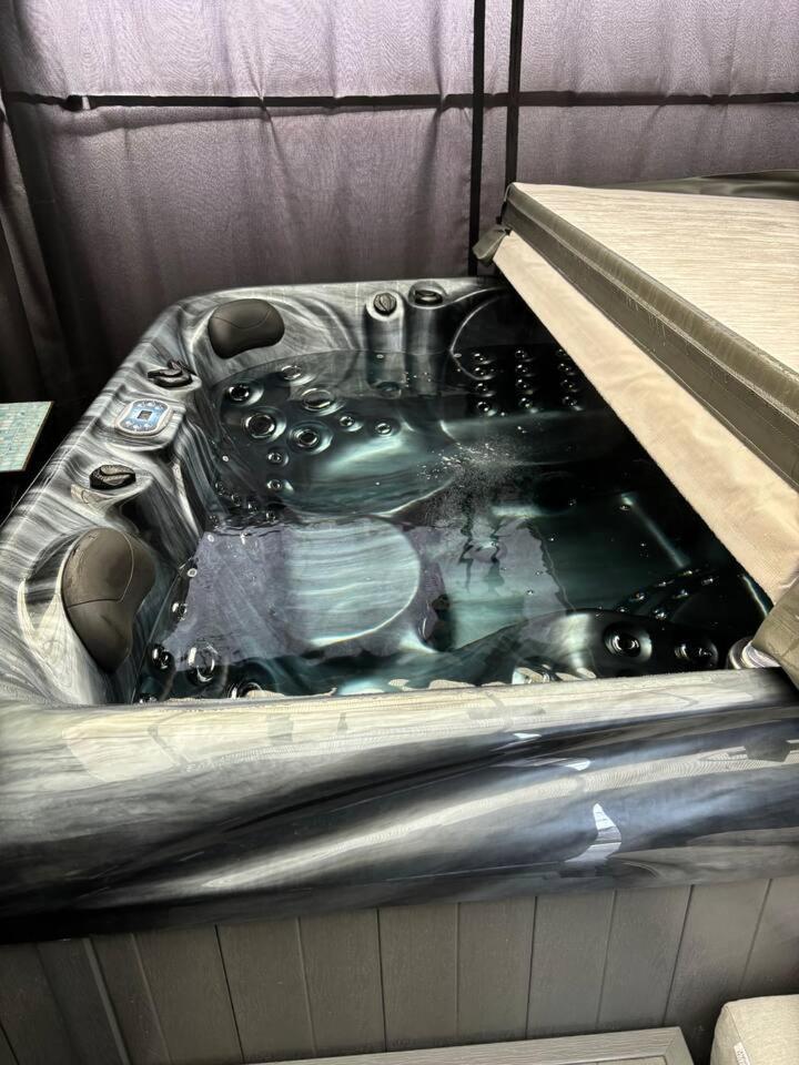 Ferienwohnung Secret Gem Full Size Hot Tub 1 Bed Garden Flat Bournemouth Exterior foto