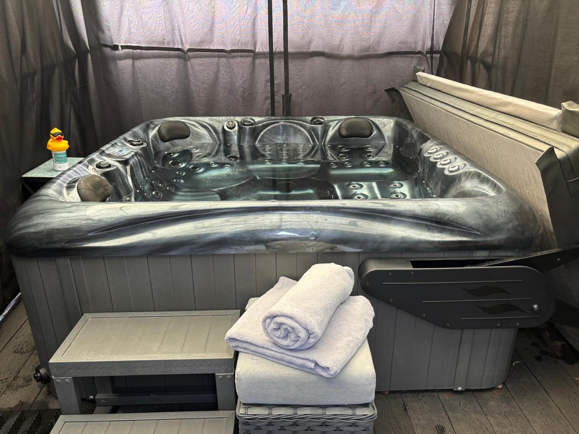 Ferienwohnung Secret Gem Full Size Hot Tub 1 Bed Garden Flat Bournemouth Exterior foto