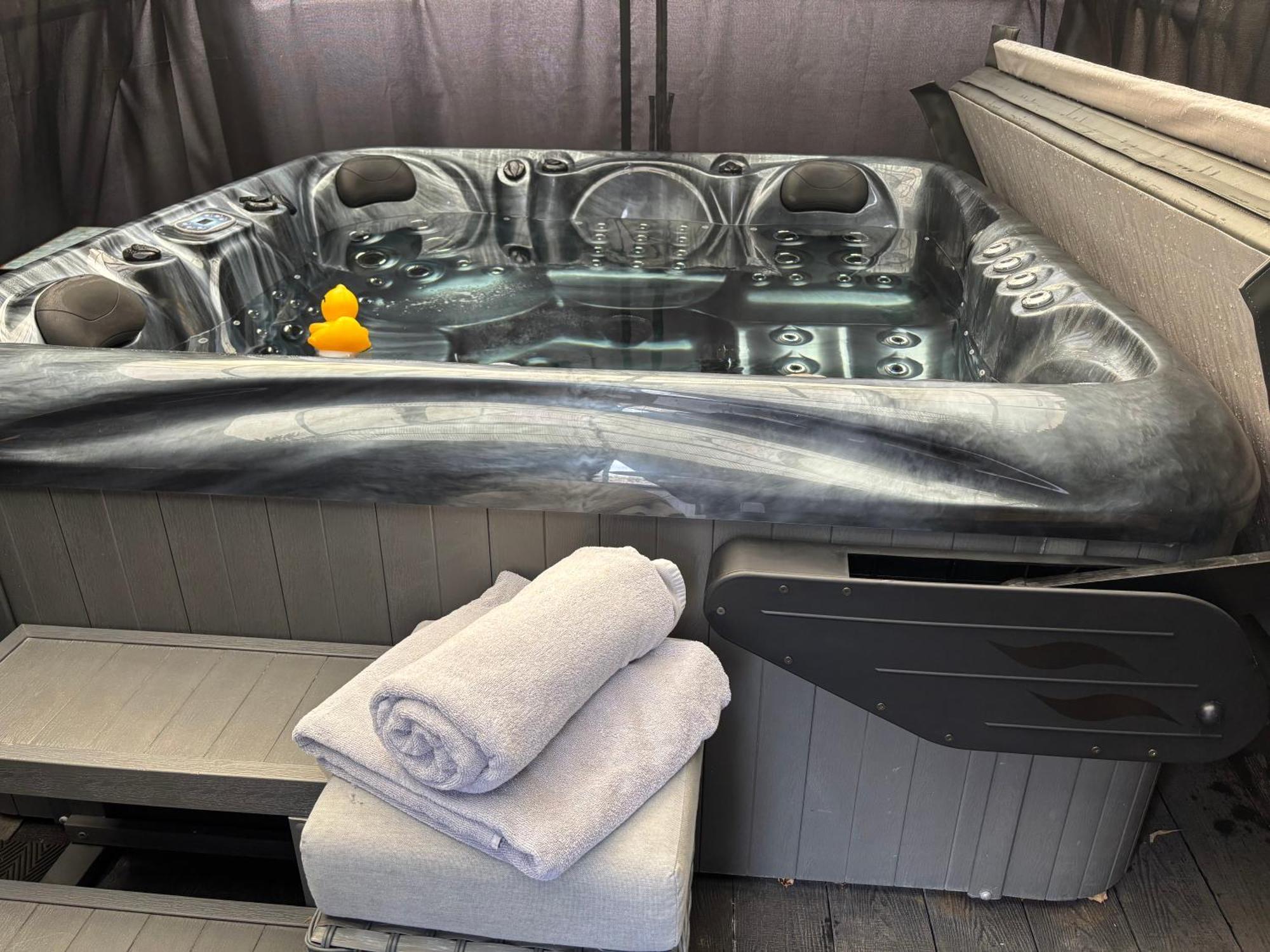 Ferienwohnung Secret Gem Full Size Hot Tub 1 Bed Garden Flat Bournemouth Exterior foto